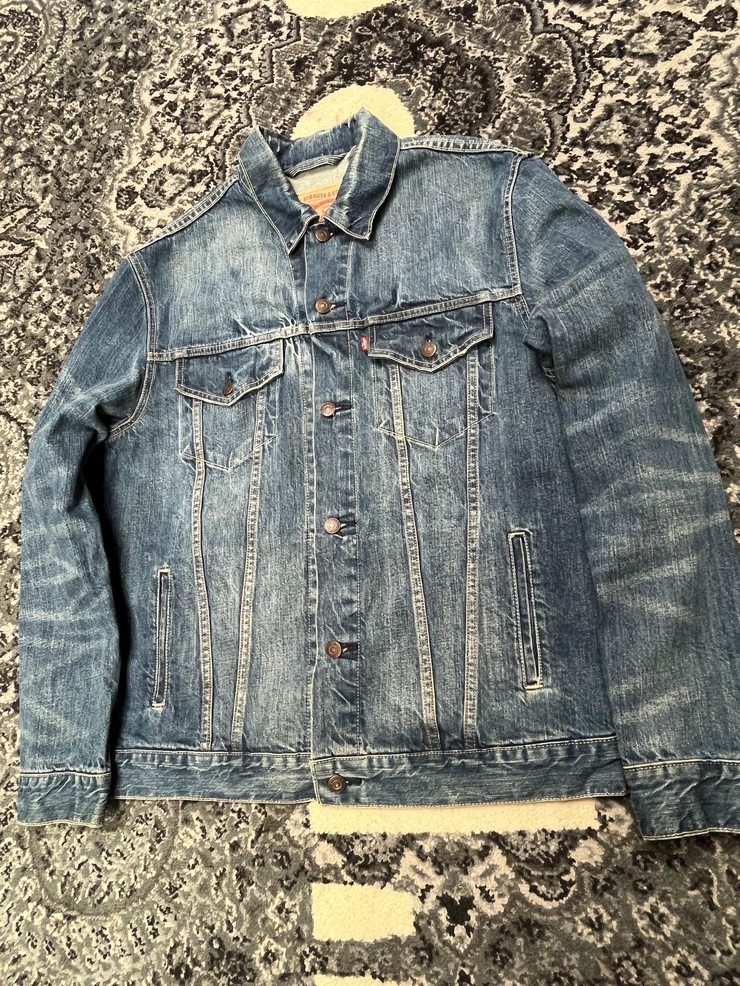 Vintage 00’s  Levi Trucker Denim Jacket “Sun Fade”